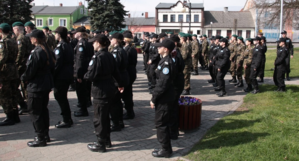 Policjanci podczas ślubowania klas mundurowych w Radziejowie